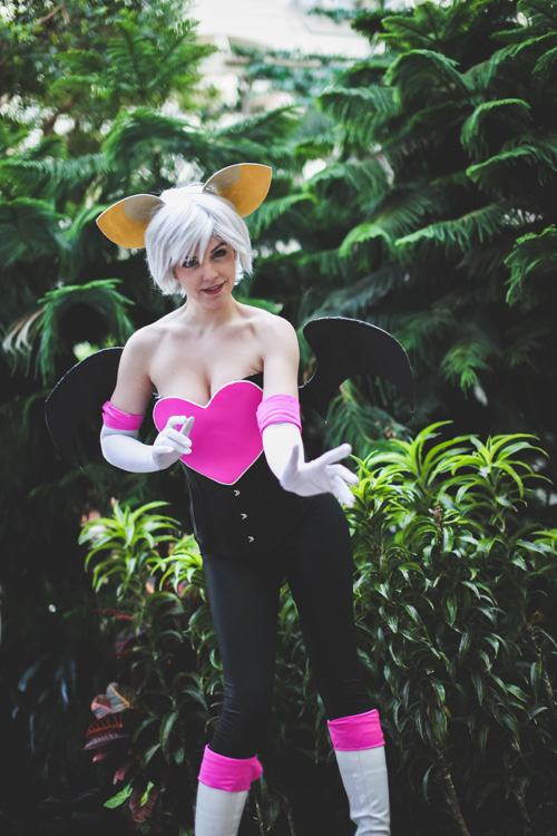 rouge-sonic-cosplay (1)