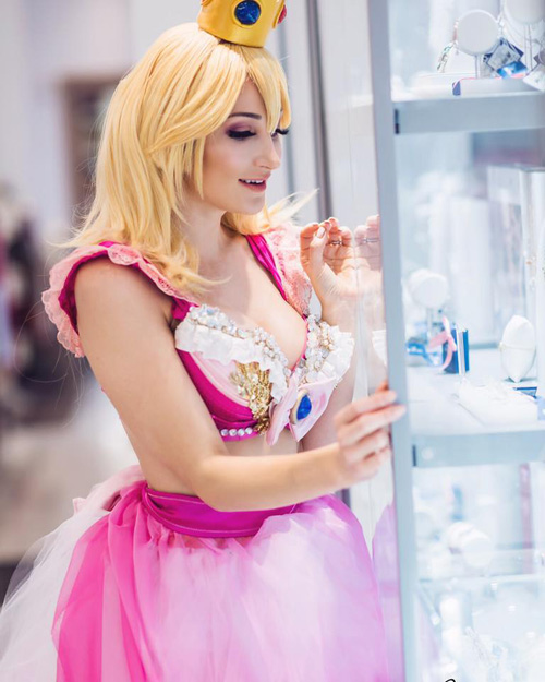 Sexy Peach Cosplay