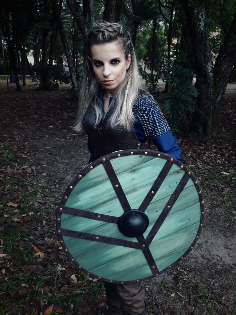 Cosplayer brasileira como Lagertha da série Vikings Mundo Cosplayer