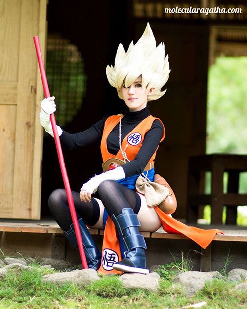 Dragon Ball: Cosplay feminino de Goku é força do Deus Super Saiyajin