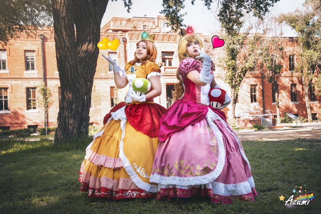 Dupla Cosplayer Faz Ensaio Divertido Como Princesa Peach E Princesa