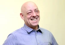 CCXP26 confirma presença de Brian Michael Bendis, cocriador de Miles Morales e roteirista de “Ultimate Spider-Man”